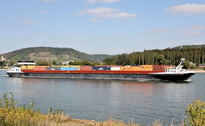 Containerschiff  Aquapolis  aus Antwerpen auf dem Rhein, querab Bad Breisig - 26.09.2009