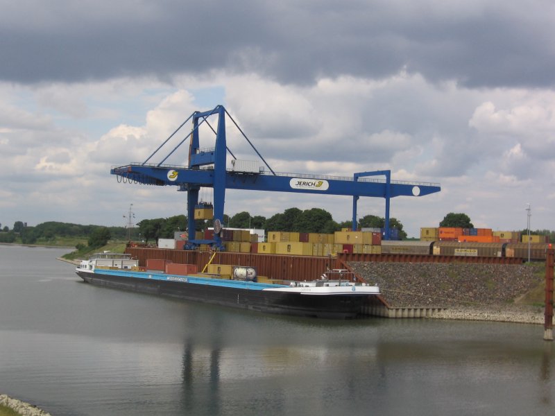 Containerschiff CARONIA wird im Rheinhafen Emmelsum beladen am 05.06.2009