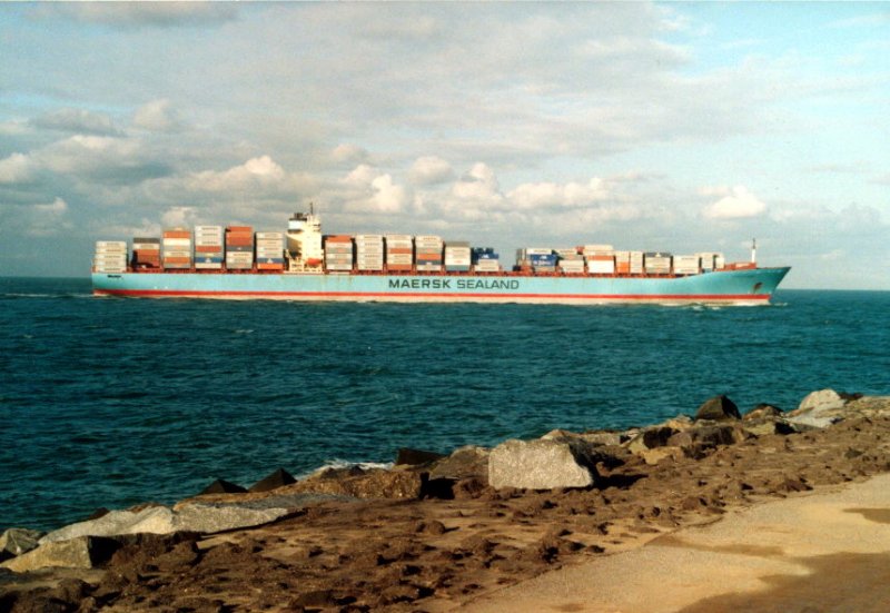 Containerschiff  Cornelius Maersk  luft am 25.09.2007 gegen 18:00 Uhr den Hafen von Rotterdam an.
(Fotostandpunkt westliche Maasvlakte / Scan vom Papierbild) 