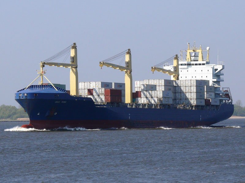 Containerschiff CSAV PERU (IMO: 9158501 oder 9158475) L 207 m, B 29 m; Flagge: Marshall Islands; Baujahr 1998, Volkswerft Stralsund, auf der Elbe bei Blankenese in Richtung Hamburg, 16.04.2009
