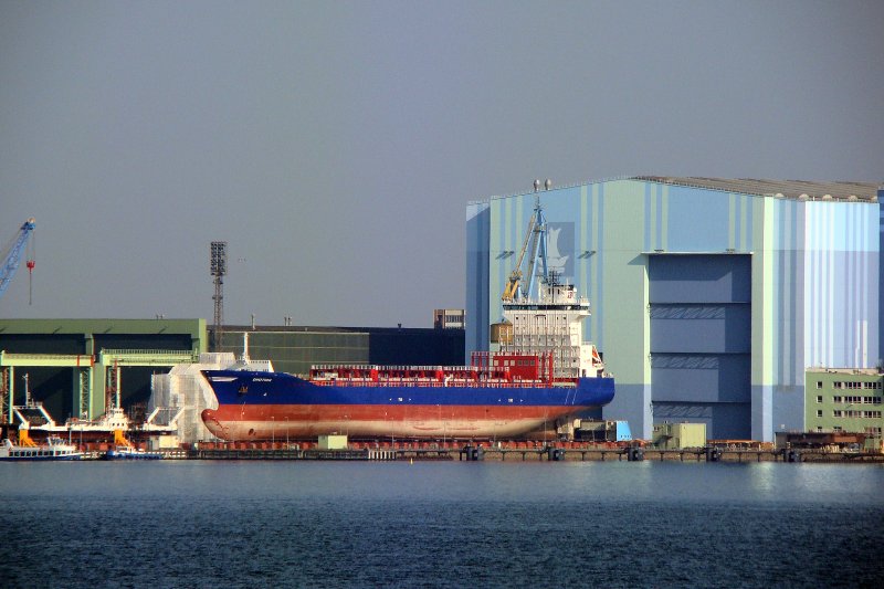 Containerschiff Emotion -IMO 9359258- vor der Schiffsbauhalle der Volkswerft in Stralsund.  am 04.04.09