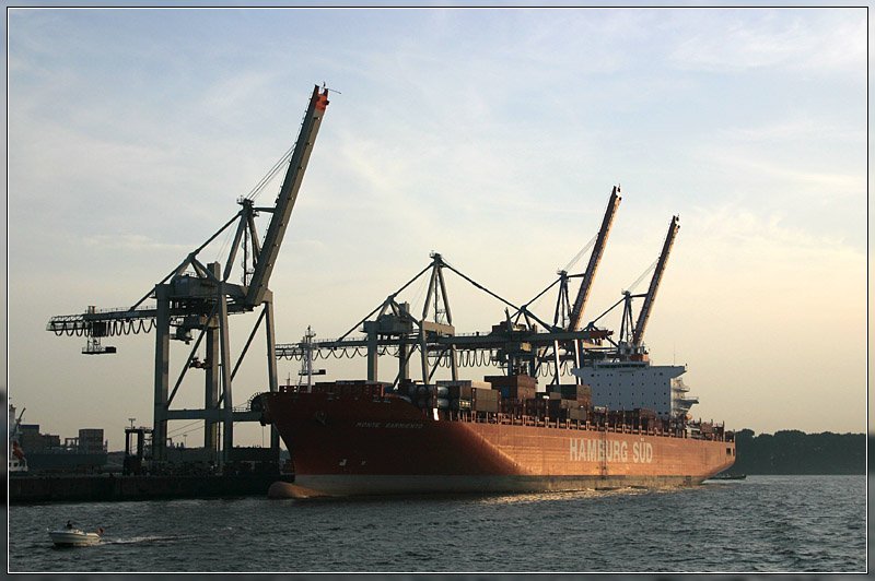 Containerschiff  Monte Sarmiento  am Athabaskakai im Hamburger Hafen. 16.7.2007 (Matthias)