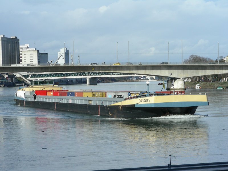 Containerschiff den Rhein aufwrts Basel 11.02.07