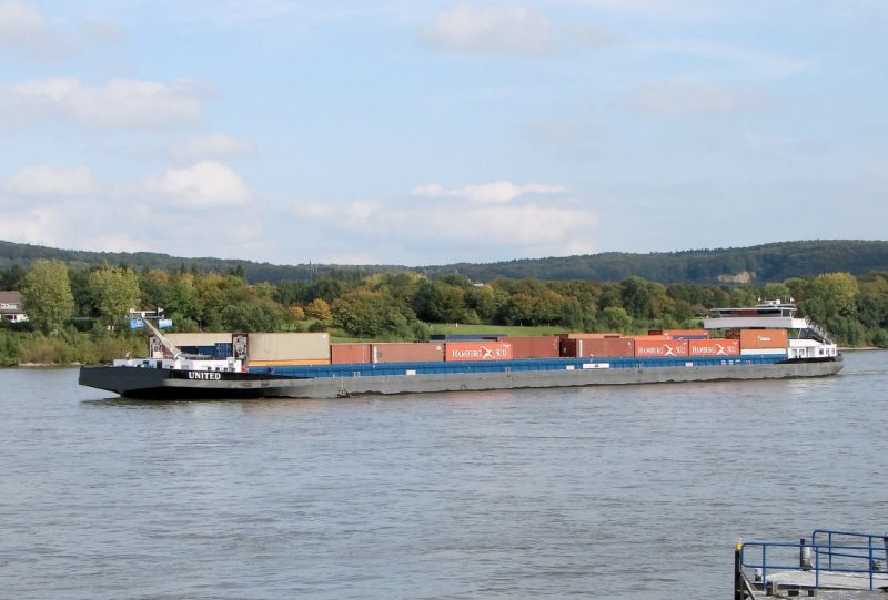 Containerschiff  United  auf dem Rhein, Nhe Knigswinter, 01.10.2007