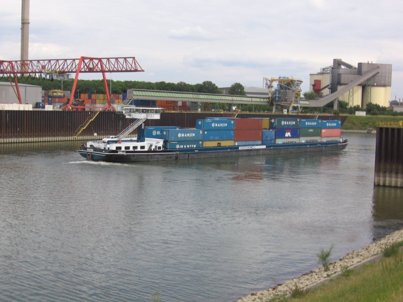 Containerschiff VIKING legt im Rheinhafen Emmelsum an, 05.06.2009