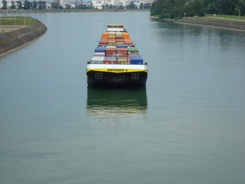 Containerschubschiff  Independent 2 ,
vor der Einfahrt in die Rheinschleuse bei Marckolsheim/Elsass ,
10.06.2008