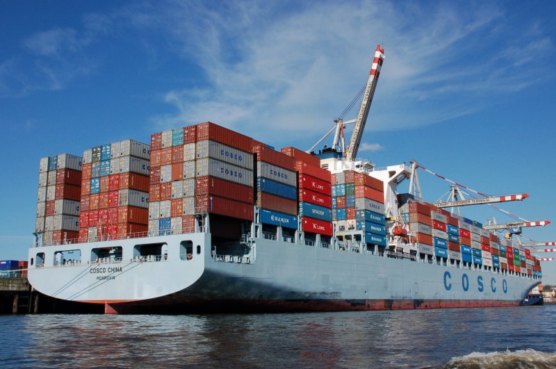 Cosco China (Heimathafen Monrovia) wird am 04.04.2007 im Hamburger Hafen in Windeseile am Tollerort Containerterminal mit Seecontainern beladen. Das Containerschif wurde 2005 gebaut. Hier die im wunderschönen Licht liegende Heckansicht.