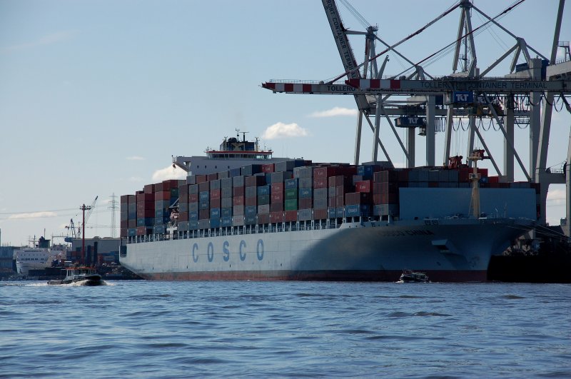 Cosco China (Heimathafen Monrovia) wird am 04.04.2007 im Hamburger Hafen in Windeseile am Tollerort Containerterminal mit Seecontainern beladen. Das Containerschiff wurde 2005 gebaut. Hier die Bugansicht.