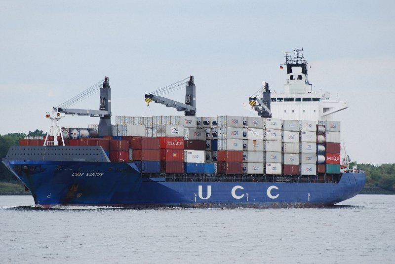 CSAV Santos IMO-Nummer:9311842 Flagge:Liberia Lnge:206.0m Breite:29.0m Baujahr:2004 Bauwerft:Aker MTW,Wismar Deutschland Baupreis:38 Mio.$ Stellpltze fr 2470 TEU. einlaufend in den Hamburger Hafen am 27.08.09