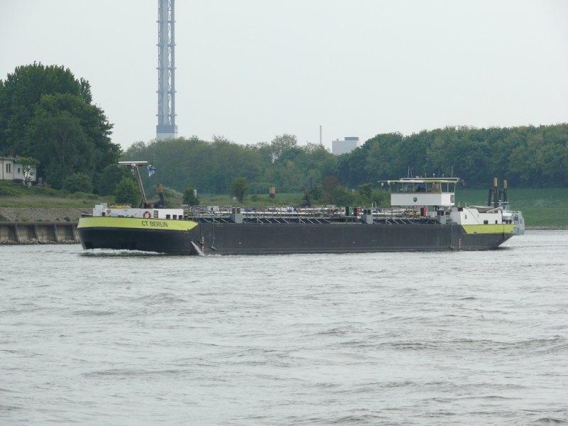  CT BERLIN  aus der Ruhr kommend bei Duisburg weiter Rheinabwrts fahrend am 26.4.2009