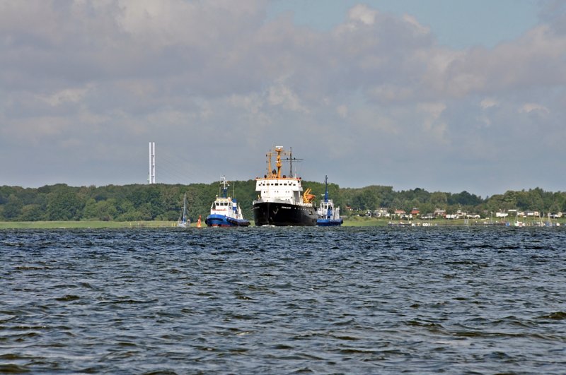 da kommt sie langsam um die Ecke (Hhe 23), auf ihrer letzten Groen Fahrt vorerst (und das leider geschleppt) vom langjhrigen Liegeplatz am dem Dnholm/Stralsund zum Rostocker-Stadthafen - die  Stephan Jantzen 