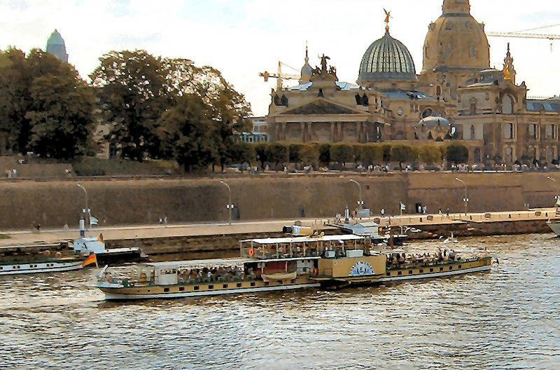 Dampfer STADT WEHLEN in Dresden, im Hintergrund die noch nicht ganz wiederaufgebaute Frauenkirche, Sommer 2005