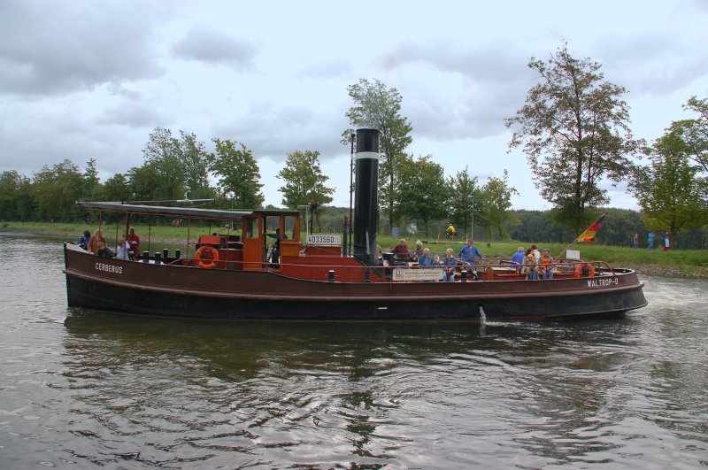 Dampfschiff CERBERUS (ehemaliges Polizei und Lschboot) am 09.09.2007 bei dem Museumsfest in Waltrop am   Schiffshebewerk Henrichenburg  . Auf diesem echten Dampfschiff darf man sogar kostenlos mitfahren. Eine kleine Spende wird natrlich gerne gesehen und auch selbstverstndlich gerne gegeben. Dieses Museumsfest findet relativ hufig statt und lohnt auf jeden Fall die Anreise, auch und besonders mit der gesamten Familie.