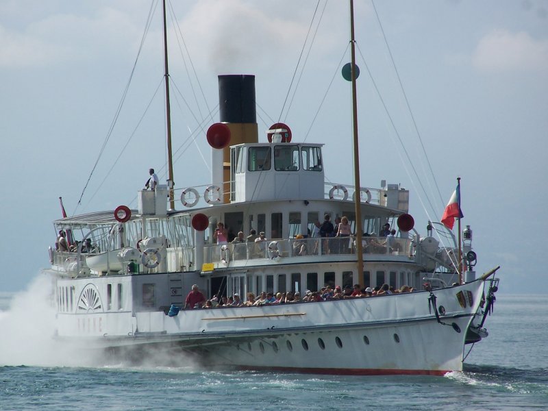 Dampfschiff  Rhne , Baujahr 1927 am 14.08.2007 bers Steuer ausgelaufen aus Lausanne, Lnge: 67,8 m , Breite: 14,30 m, lgesteuerte Dampfmaschine mit 625 kW, 825 Passagiere, Infos zum Eigner/Betreiber: www.cgn.ch