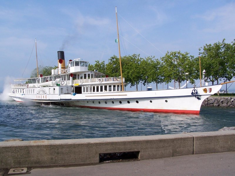 Dampfschiff  Rhne , Baujahr 1927 am 14.08.2007 in Lausanne, Lnge: 67,8 m , Breite: 14,30 m, lgesteuerte Dampfmaschine mit 625 kW, 825 Passagiere, Infos zum Eigner/Betreiber: www.cgn.ch