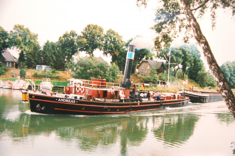 Dampfschiff Schleppdampfer   Andreas   in Datteln auf dem Rhein-Herne Kanal (RHK) unmittelbar vor dem historischen Schiffshebewerk Henrichenburg (welches auf Waltroper Stadtgebiet gebaut wurde) am 17.08.1999.