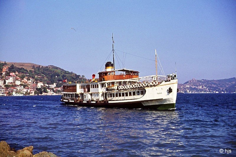 Dampfschiff  Yalova  auf dem Bosporus (Oktober 1977). Die letzten Dampfschiffe fr den Bosporus wurden 1961 von Fairfield in Glasgow gebaut. Die  Yalova  drfte einer lteren, ebenfalls bei Fairfield gebauten Serie entstammen.  