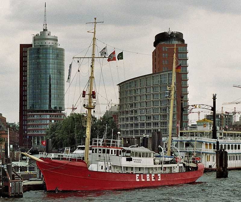 Das 106 jahre alte Feuertschiff  Elbe 3  am 19.06.08 zum Feurschifftreffen in Hamburg. Mit dabei FS Elbe 1 und FS Fehmarnbelt. 
