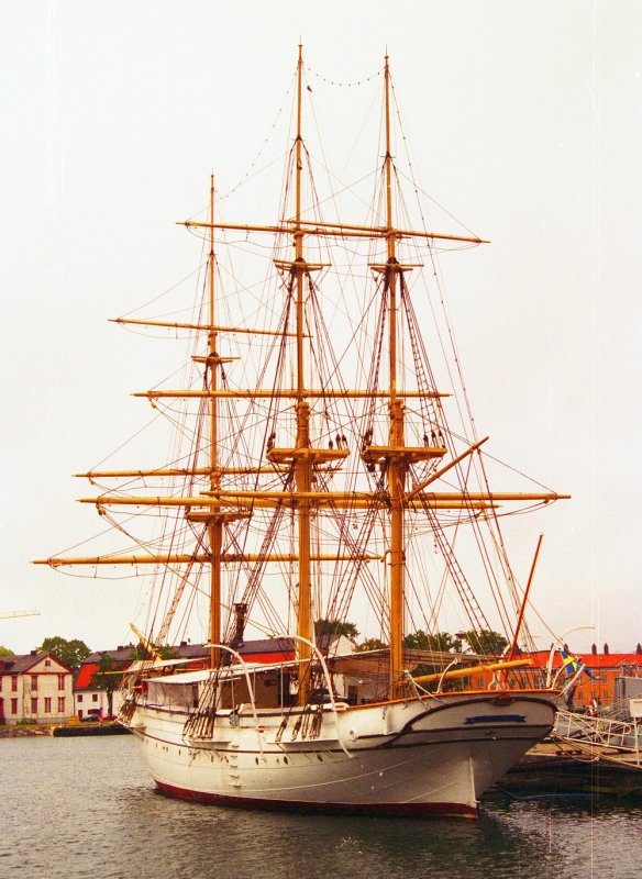 Das 1900 gebaute eiserne Vollschiff  Jarramas  am 03.09.1995 im Hafen von Karlskrona. Bis 1946 war es Schulschiff der schwedischen Kriegsmarine, 1950 erwarb es die Stadt Karlskrona und machte es zum Museumsschiff. Lnge ber alles 49,00 m, Breite 8,38 m, 350 ts Deplacement, Segelflche 800 qm / 1002 qm mit Leesegel. - Scan vom Kleinbild-Negativ