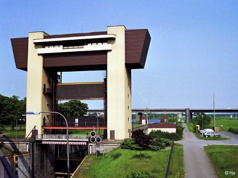 Das 24 m hohe Untertor der Schleuse Duisburg-Meiderich (21. Mai 1989). Die Schleuse wurde 1980 fertig gestellt. Sie stellt die Verbindung her zwischen dem Rhein-Herne-Kanal und dem Ruhrorter Hafen.  