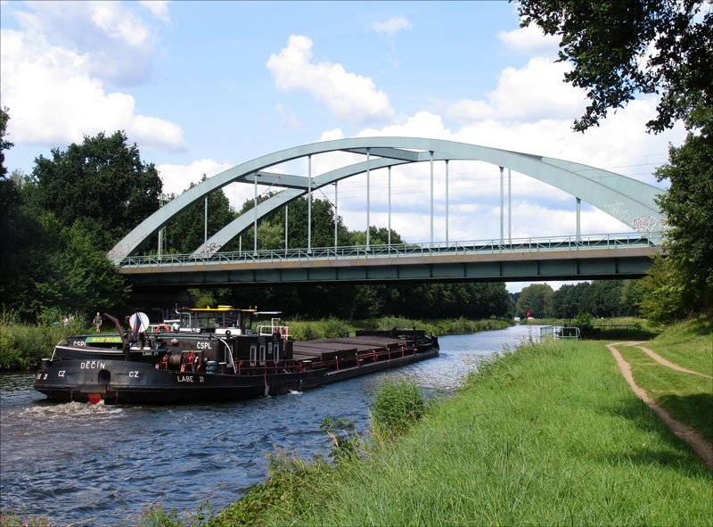 Das aus Decin (Tetschen-Bodenbach) in Tschechien kommende Frachtschiff Labe 21, Baujahr 1973, ENI: 08451030, auf dem Elbe-Lbeck-Kanal in Richtung Mlln unter der Eisenbahnbrcke in Bchen; 17.08.2008
