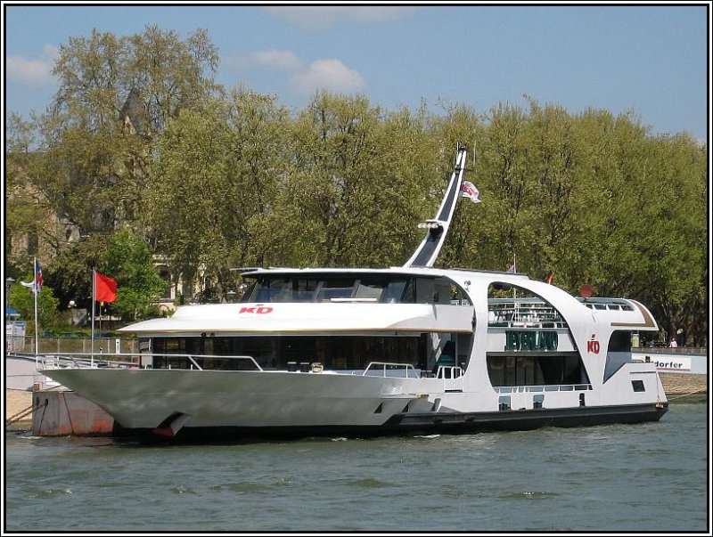 Das Ausflugschiff MS  Jeverland  der KD liegt am 07.05.2008 am Rheinufer in Koblenz. Die Aufnahe erfolgte von der Rheinfhre aus, mit der ich den Rhein Richtung Ehrenbreitstein berquert habe.
