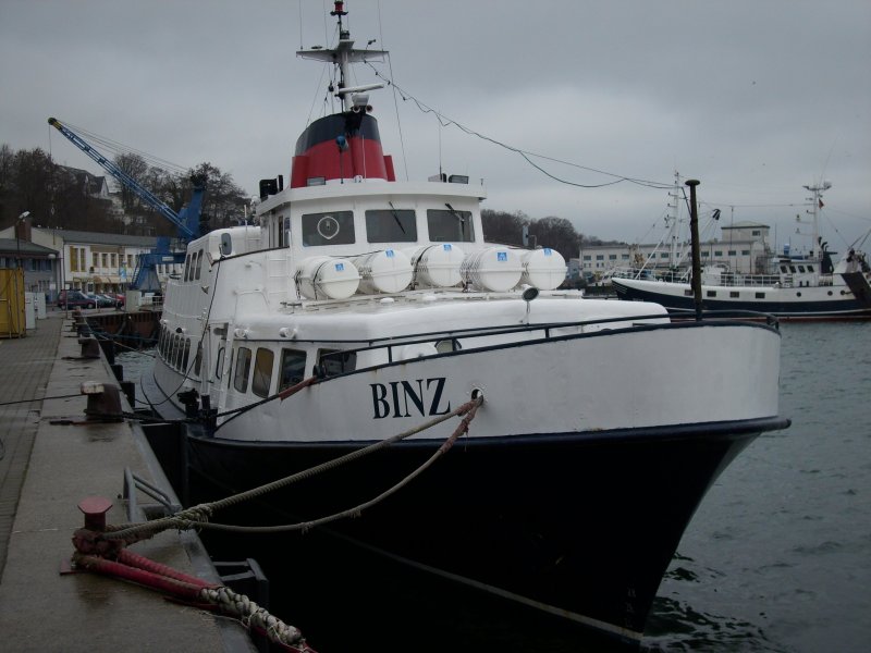 Das Ausflugsschiff  BINZ  hielt am 10.Mrz 2009 im Sassnitzer Stadthafen noch Winterschlaf aber die Vorbereitungen auf die kommende Saison laufen schon.
