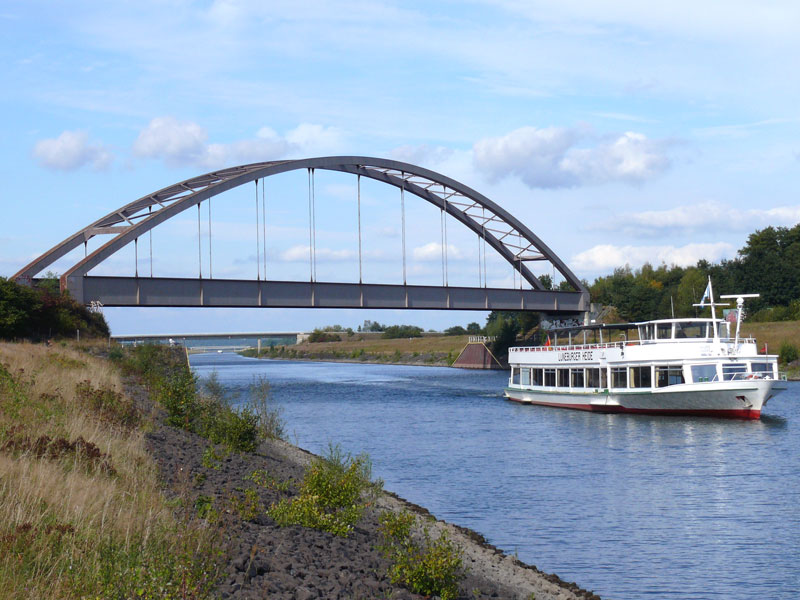 Das Ausflugsschiff LNEBURGER HEIDE (L=45,9; B=8,2; Personen 300), Eigner: J. Wilcke macht aus Richtung Artlenburg kommend auf dem Elbe-Seitenkanal eine Leerfahrt in Richtung Scharnebeck; 21.09.2009 
