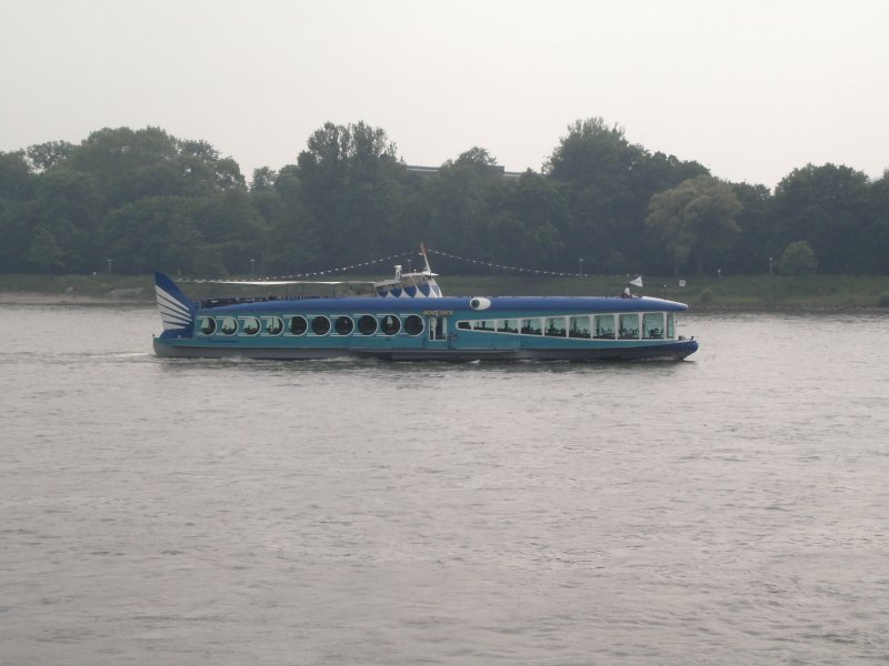 Das Ausflugsschiff  Moby Dick  auf dem Rhein vor Knigswinter.