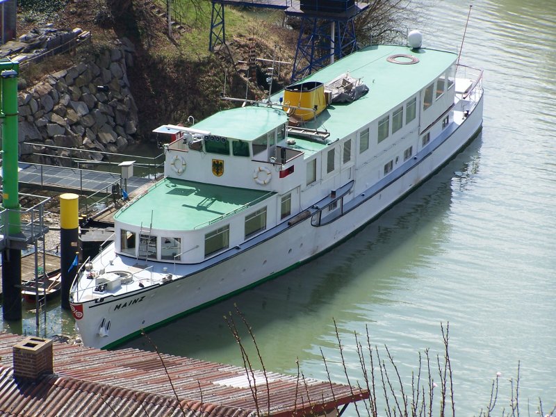 Das Bereisungsschiff  Mainz  am 06.04.2006 im WSA-Hafen Breisach. Vom Mnsterberg aus gesehen.