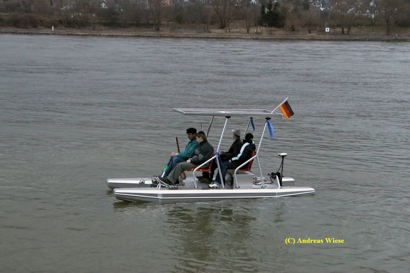 Das Bild zeigt die erste Fahrt nach der Taufe des Solarbootes SONNI auf dem Rhein bei Oberwinter im Februar 2001. Das kleine Solarboot SONNI bietet vier Sitzpltze und fhrt ausschlielich mit erneuerbaren Energien: Seine vier Akkus werden ber das zwei  Quadratmeter groe Solardach geladen und speisen den Elektromotor mit einer maximalen Leistung von 1 KW.