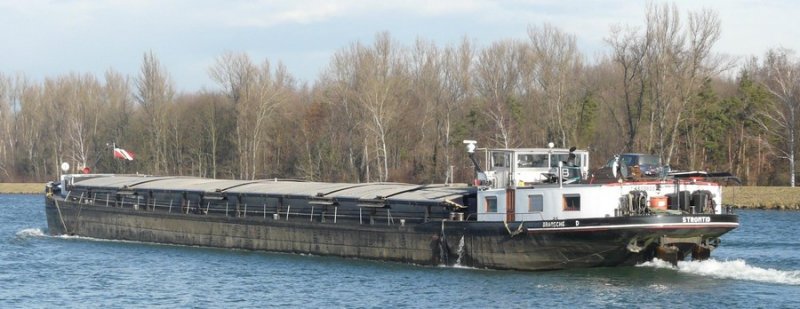 Das Binnen-Frachtschiff  Stromtid  zu Tal unterhalb von Breisach, am Rheinkilometer 230,5. 80,00 m x 9,20 m, 1238 Tonnen, Euronummer: 4600820, Heimathafen: Bramsche. Datum: 29.12.2007