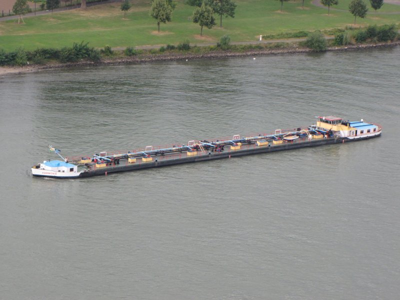 Das Binnenschiff  Harmonie  fuhr am 12.08.09 rheinaufwrts an Koblenz vorbei.