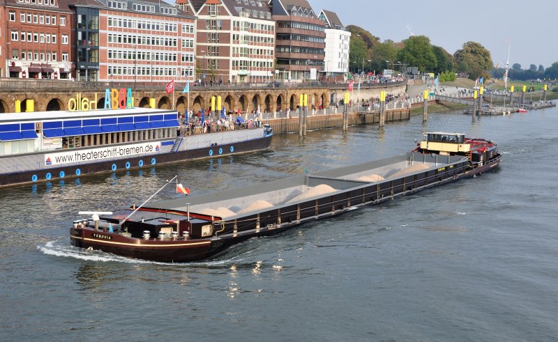 Das Binnenschiff  Veronia  am 26.09.09 auf der Weser.