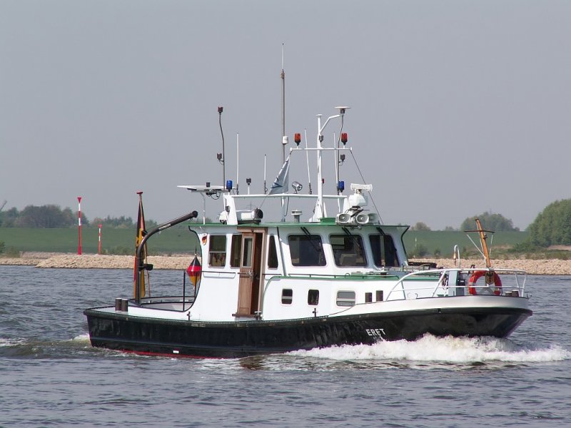 Das Boot  ERFT  fhrt stromaufwrts den Rhein entlang. Das Foto stammt vom 24.04.2007 und wurde von Bord der Fhre  Glck-Auf  aufgenommen.