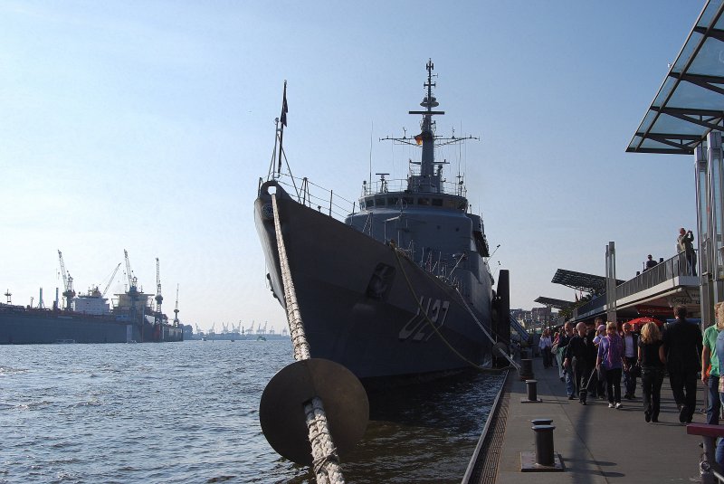 Das brasilianische Marine Schulschiff Brasil an den Hamburger Landungsbrcken.Es liegt dort vom 26.09.09 bis zum 01.10.09. Lnge:130.25m
Breite:13.52m Tiefgang:5.80m Geschwindigkeit:15Knoten max.Geschwindigkeit:18Knoten Antrieb:2 Dieselmotoren Reichwweite:7.000sm Verdrngung:2.548t max.Verdrngung:3.729t Basatzung:192 Soldaten davon 27 Offiziere Bewaffnung:2*40 L70 mm BOFORS Hull Number:U27 Internationales Rufzeichen:PWBL aufgenommen am 27.09.09