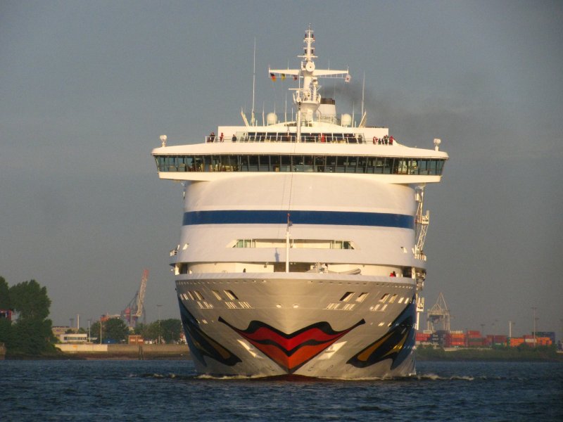 Das Clubschiff Aida Aura bei der Ankunft in Hamburg am 17.05.2009