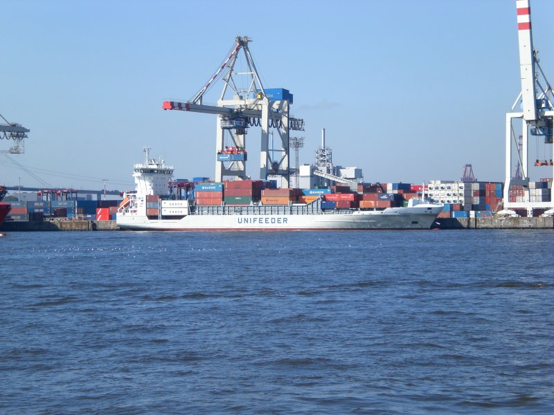 Das Containerschiff Henneke Ramdow im Hamburger Hafen.