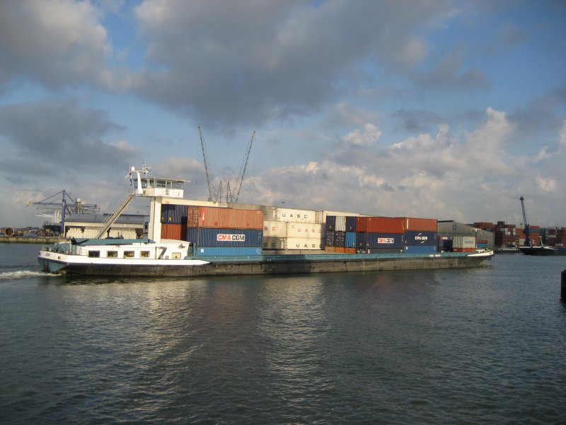 Das Containerschiff  JOWI  am 13.08.2007 im Hafen Rotterdam.