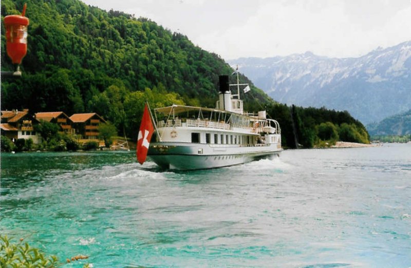 Das Dampfschiff  Blmlisalp  auf dem Thunersee