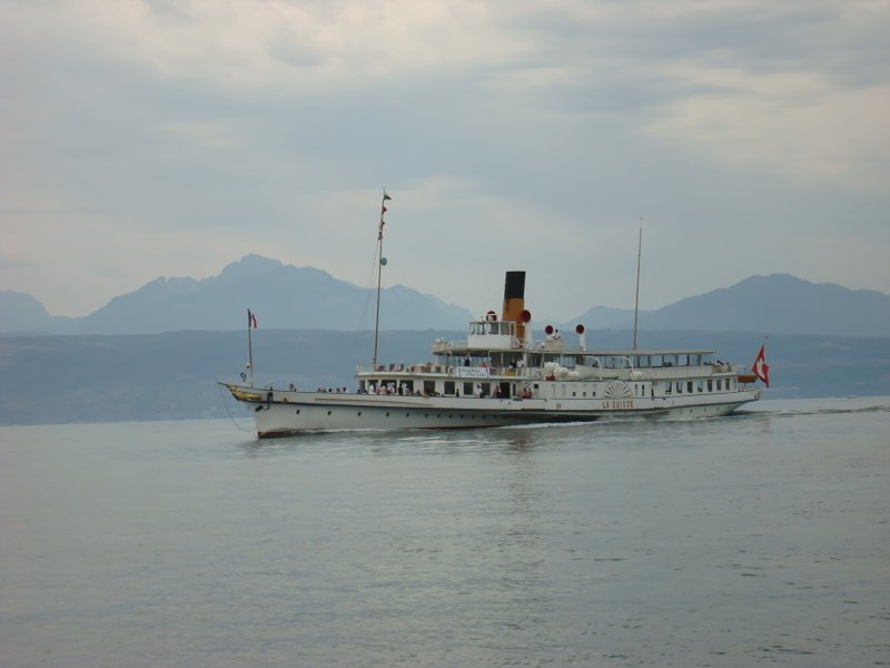 Das Dampfschiff La Suisse steuert am 1.7.2007 auf Lausanne Ouchy zu.