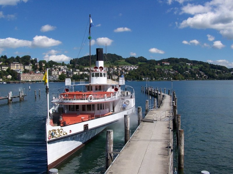 Das Dampfschiff  Schiller  verlässt am 18.08.2006 seinen Liegeplatz in Luzern, übers Steuer. Hier kurz vor dem ablegen. 1906 erbaut bei Gebrüder Sulzer in Winterthur.