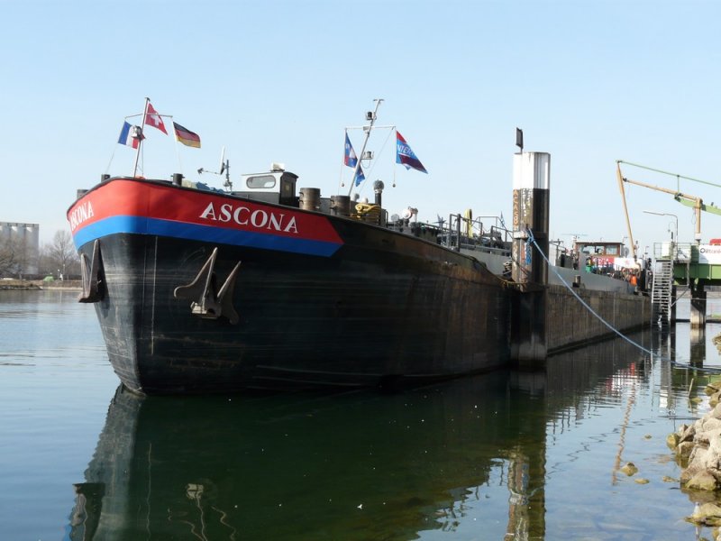 Das deutsche Tankmotorschiff  Ascona  lscht am 23.02.2008 bei der Firma Oiltanking in Breisach, Rhein-Kilometer 226. Heimathafen Kehl, 80 m x 8,20 m, 1200 Tonnen, Eich-Nummer 9F 0544, Europa-Nummer 4404250.