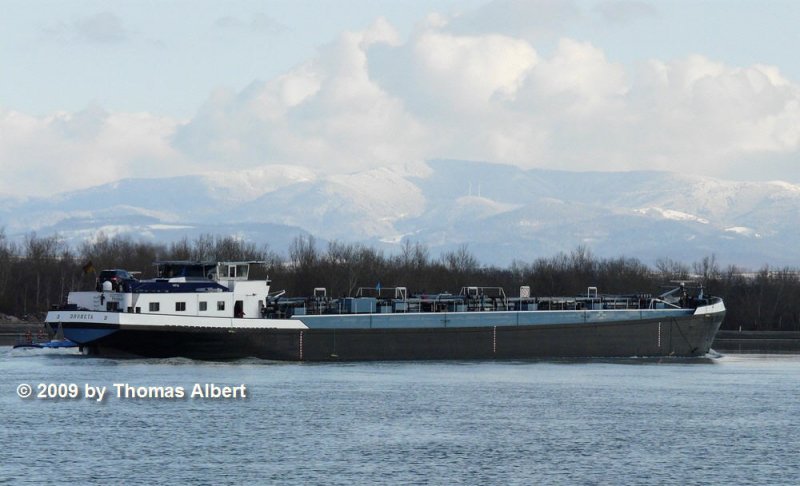 Das deutsche Tankschiff  Drobeta  (ex  Daphne , ex  Jean ) oberhalb der Schleuse Vogelgrn im Rhein-Seiten-Kanal. Am Heck sieht man das franzsische Gendarmerie-Boot  Alsace G-7901  bei der Kontrolle des Tankers. In Hintergrund der Schneebedeckte Schauinsland, der Hausberg von Freiburg. 13.02.2009