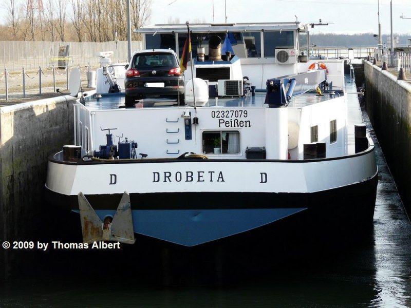 Das deutsche Tankschiff  Drobeta  (ex  Daphne , ex  Jean ) in der kleinen Kammer der Schleuse Vogelgrn im Rhein-Seiten-Kanal, schon fast vollstndig zu Berg geschleust. 13.02.2009
