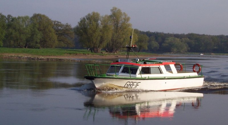 Das ehemalige DDR-Behördenfahrzeug vom Typ: KB 12, ist unter dem Namen  Greif , als Messboot im Einsatz.  Hier am 29.04.2005 zu Berg oberhalb vom Grieboer Berg (ca. Elbe-Km 227,5). P.S.: Habe von Herrn Uwe Giesler (www.ddr-binnenschifffahrt.de) folgende Info erhalten:  die Boote Greif und Albrechtsburg sind ex WSA-Kontrollboote und nur bauähnlich den KB 12 