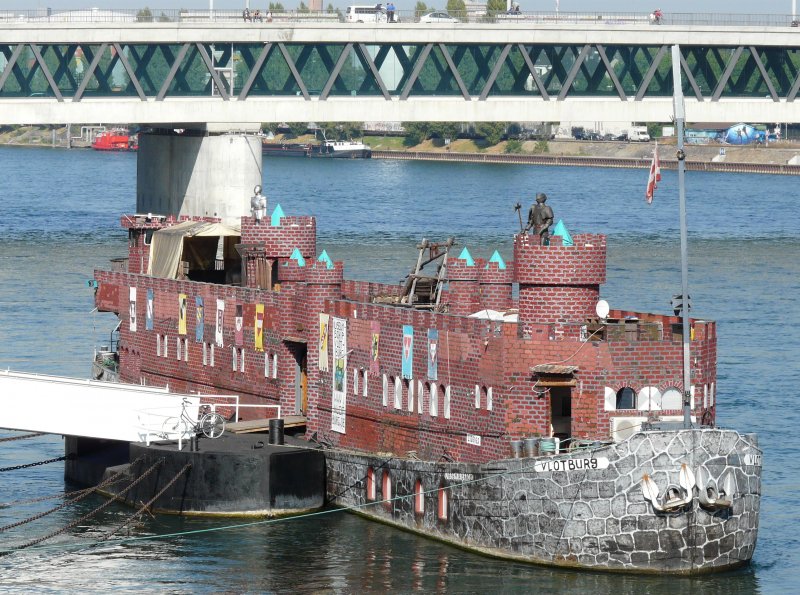 Das ehemalige Frachtschiff  Andisa  wurde zu einer schwimmenden Burg umgebaut. Als  Museum-Ship Vlotburg  befhrt es nun die Wasserstraen und zeigt an seinen Liegepltzen, das an Bord untergebrachte Mittelalter-Museum. Euronummer: 2326165, Lnge: 49,95 m, Breite: 6,60 m. Das Schiff liegt hier zu Berg in Basel, St.-Johann, am 16.10.2007. Infos unter: http://www.vlotburg.nl/de/