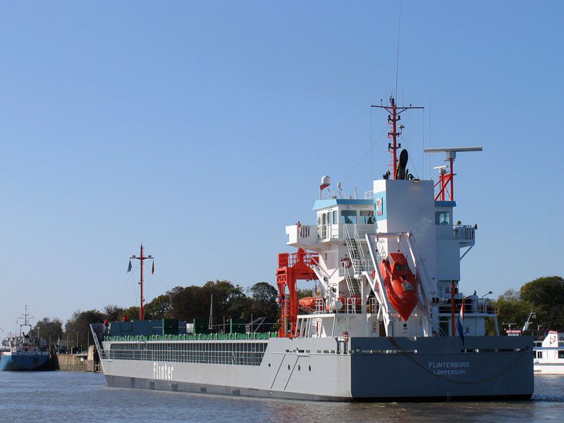 Das erst in diesem Jahr gebaute Frachtschiff FLINTERBORG, IMO 9361378, Heimathafen LOPPERSUM, Niederlande (Bauwerft Ferus Smit BV, Westerbroek; Lnge 111 m; Breite 14 m; Tiefgang 6,09 m) kommt 
auf dem Nord-Ostsee-Kanal zur Einfahrt in die neue Schleuse Brunsbttel; 06.10.2008