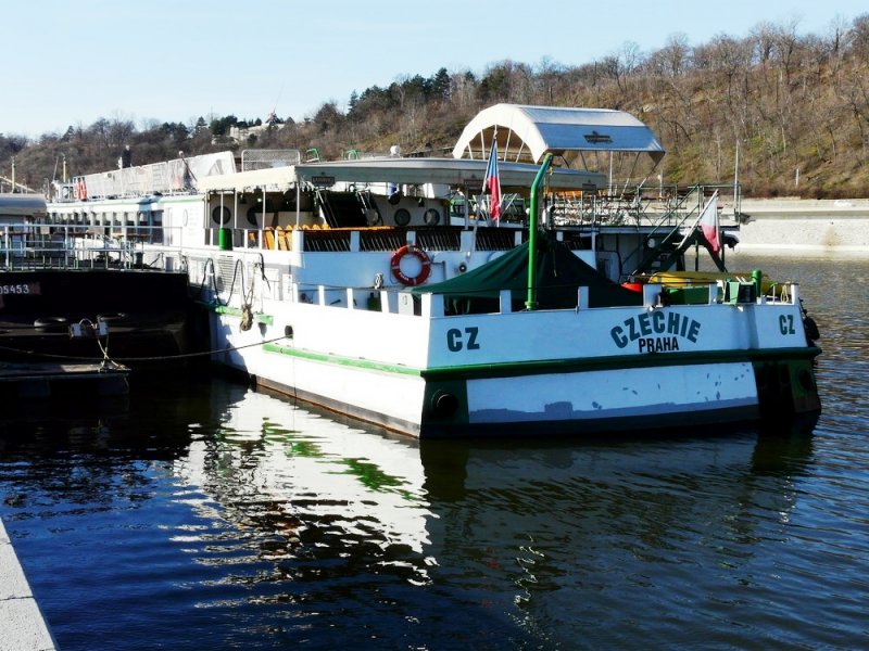 Das Fahrgastschiff  CZECHIE  am 25.01.2008 in seinen Heimathafen Praha (Prag) - Heckansicht.