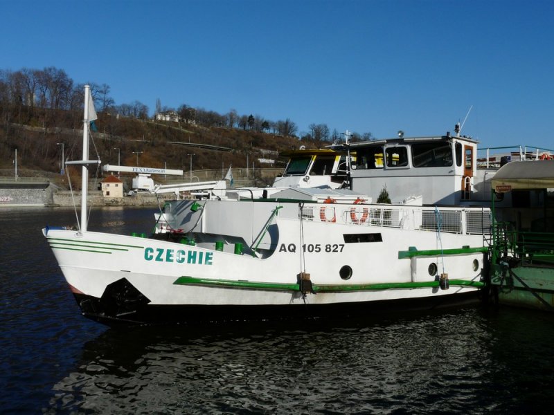 Das Fahrgastschiff  CZECHIE  am 25.01.2008 in seinen Heimathafen Praha (Prag). Dieses Schiff wurde 1962 bei der Schiffswerft Edgar Andr in Magdeburg erbaut. Als  AKTIVIST  fuhr es fr die Weie Flotte Brandenburg/Havel. Nach der Wiedervereinigung gehrte es unter den Namen  FRITZE BOLLMANN  zur Bollmann-Flotte, Mothes ebenfalls in Brandenburg. Ab 1998 fuhr das Schiff als  ADLER STEAMER  fr Adler-Schiffe / Insel- und Halligreederei Sven Paulsen. Es wurde zuerst auf der Oder und spter ab 2002 auf der Elbe in Bad Schandau fr Duty-free Shopping-Fahrten eingesetzt. 2004 weiterverkauft nach Prag und da auf  CZECHIE  getauft. Folgende Daten in Prag am Schiff lesbar: Lnge 52,78 m / Breite: 8,09 m / Tiefgang: 1,26 m / 200 Fahrgste / Schiffs-Nummer: AQ 105827.